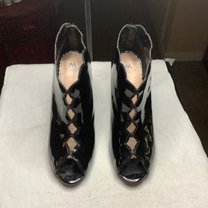 Black heels by shoedazzle